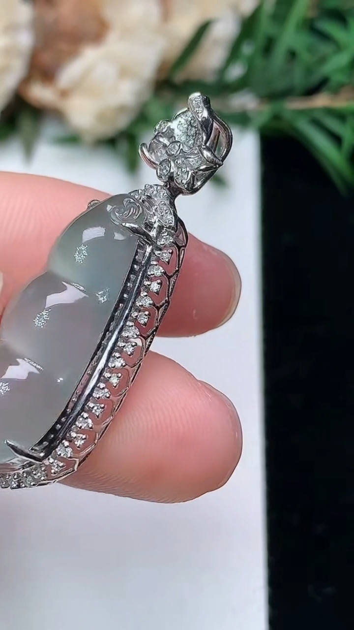 天然A货翡翠福豆吊坠，尺寸36.2-13.5-10.7，裸石24.6-10.7，重量:4.41g
3月24日