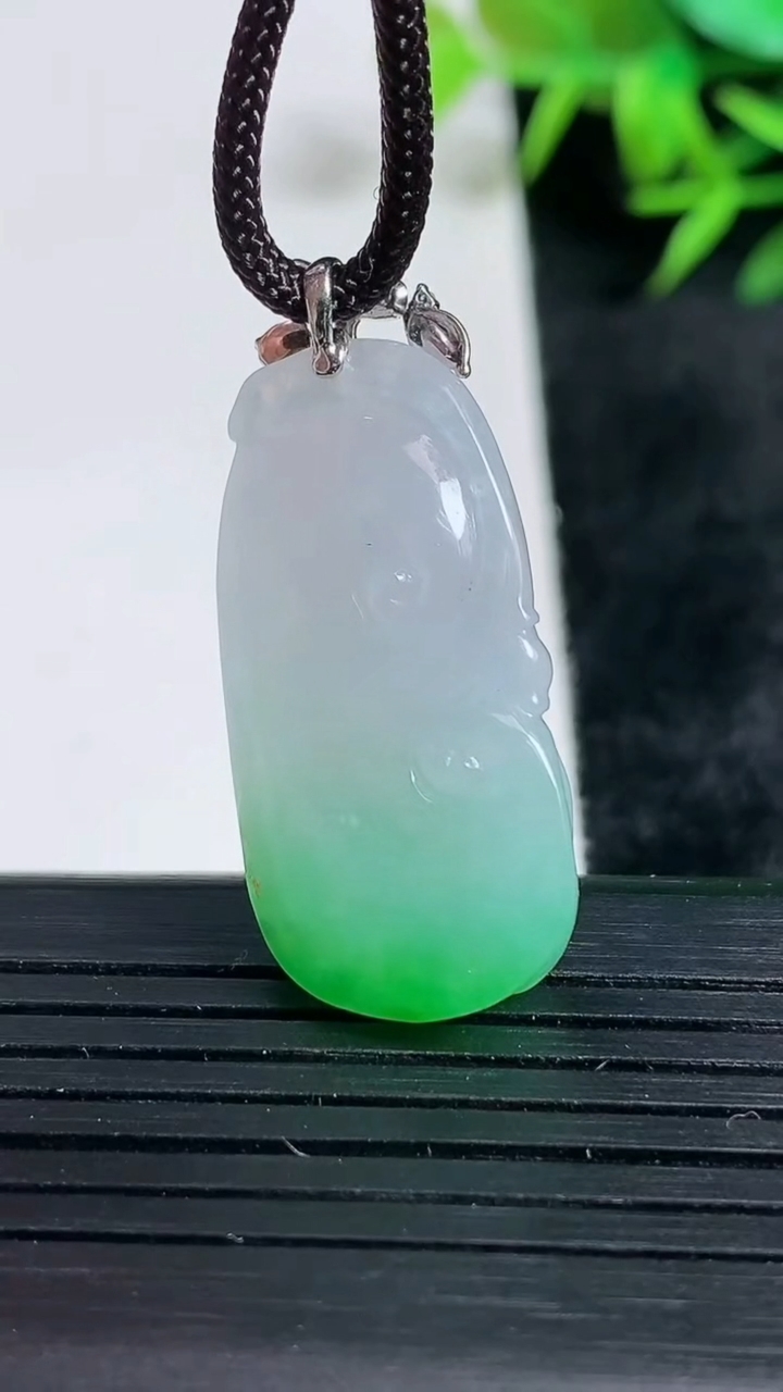 天然A货翡翠如意吊坠尺寸31.2-15.5-7重量:6.82g
3月24日