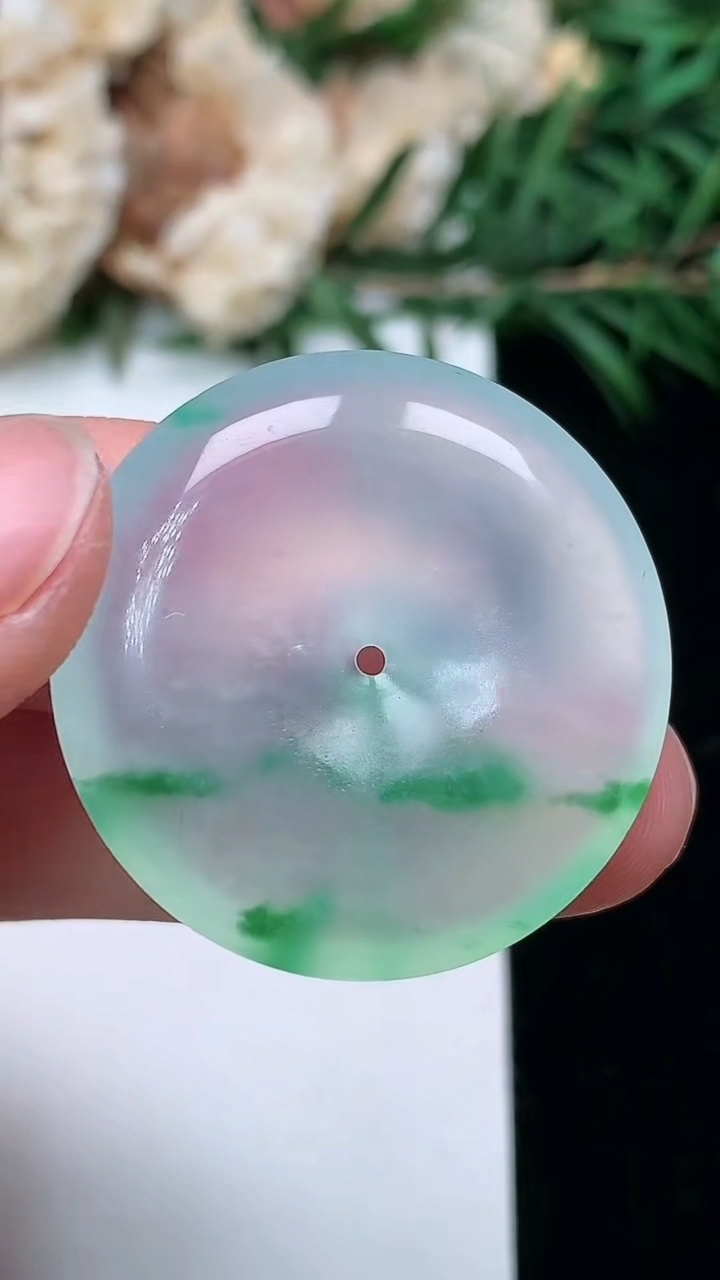 天然A货翡翠平安扣吊坠，尺寸27.7-5.9，重量:8.78g
3月24日