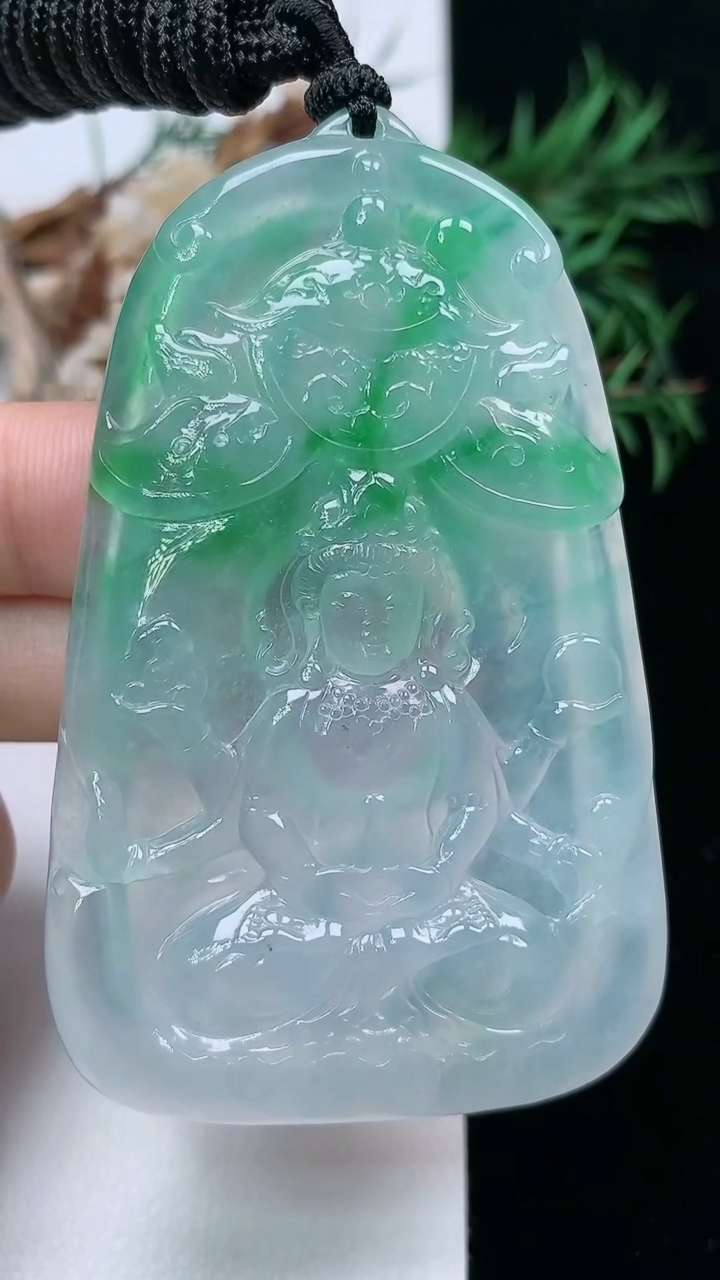 天然A货翡翠千手观音吊坠，尺寸67-42.4-7，重量:46.40g
3月24日