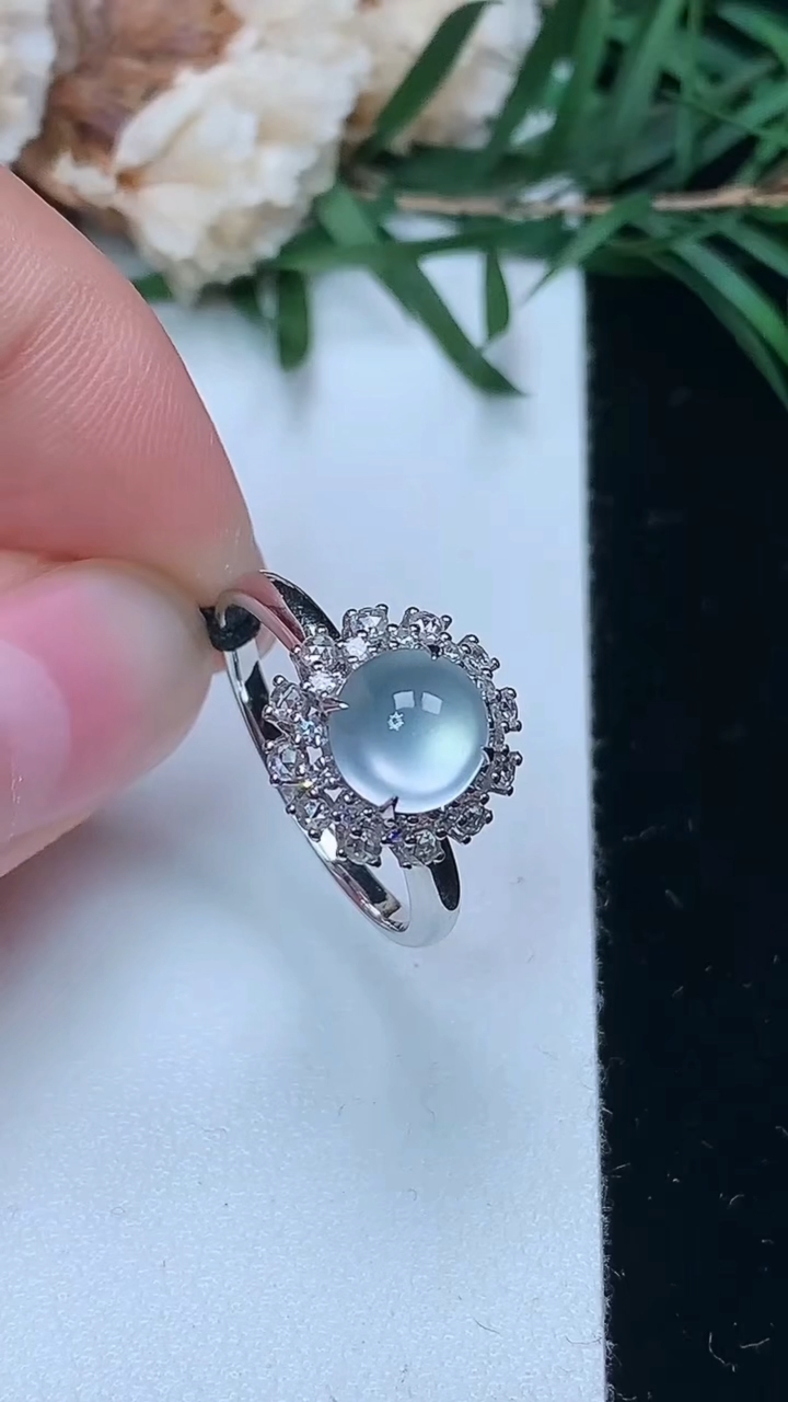 天然A货翡翠白冰蛋面戒指，尺寸17.2-7-6.8，重量:2.36g2026年3月24日
工厂直销收