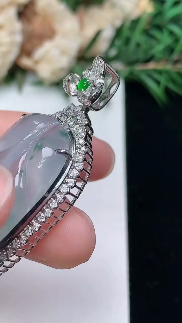 天然A货翡翠飘花金枝玉叶 叶子吊坠，尺寸43.5-21.3-9.5，裸石29.5-17.8，重量:7.03g
3月24日