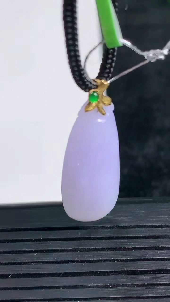 天然A货翡翠18K金紫罗兰福瓜吊坠尺寸28-12-6.6重量:4.63g
3月24日