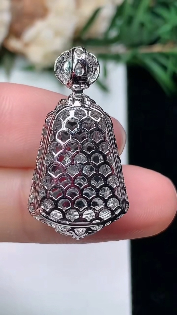 天然A货翡翠无事牌吊坠，尺寸28.5-14.9-9.4，裸石14.5-9.9，重量:3.55g
3月24日