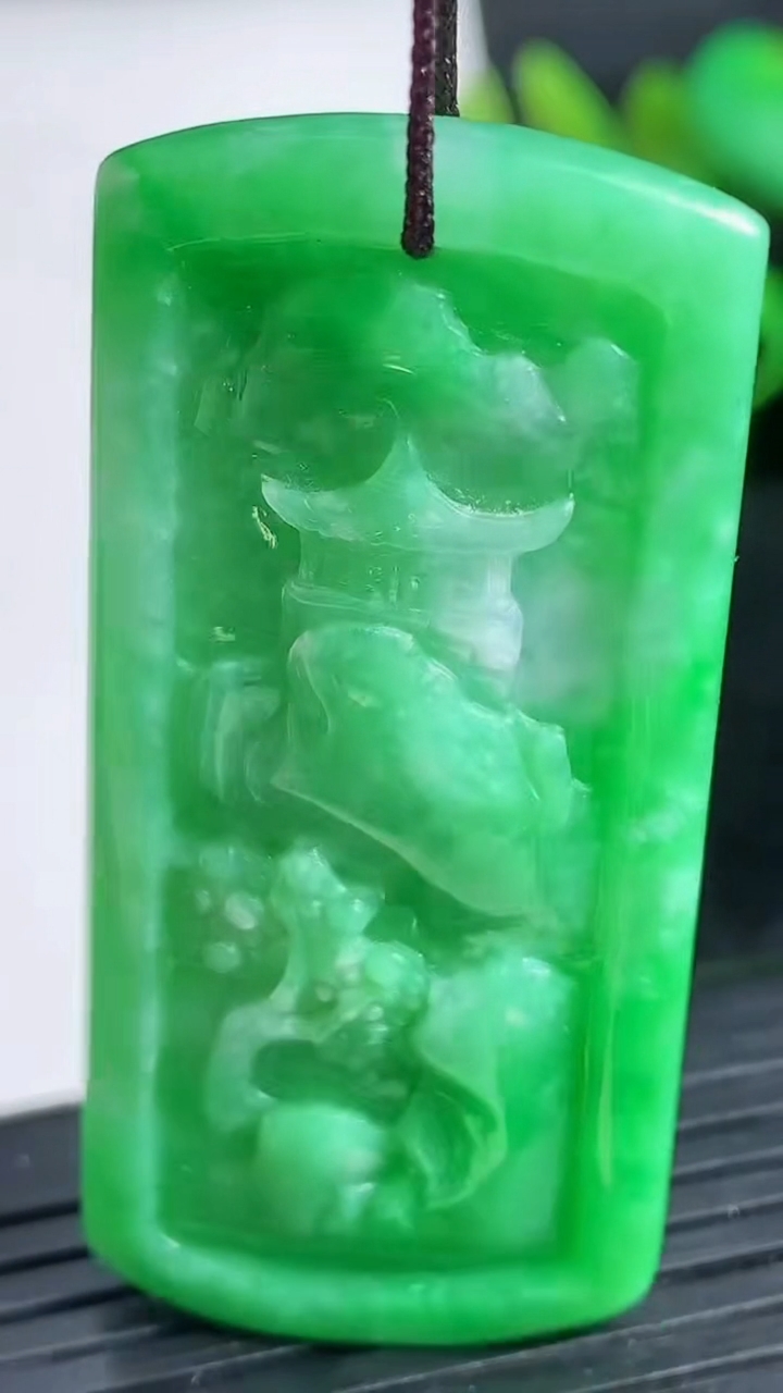 天然A货翡翠山水牌吊坠尺寸51.6-23.7-10.4重量:24.60g
3月24日