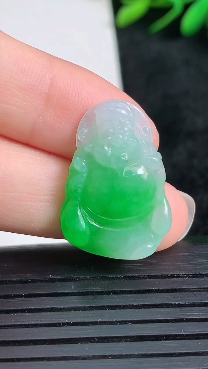 天然A货翡翠财神爷吊坠尺寸23.7-16.5-4.7重量:2.85g
3月24日