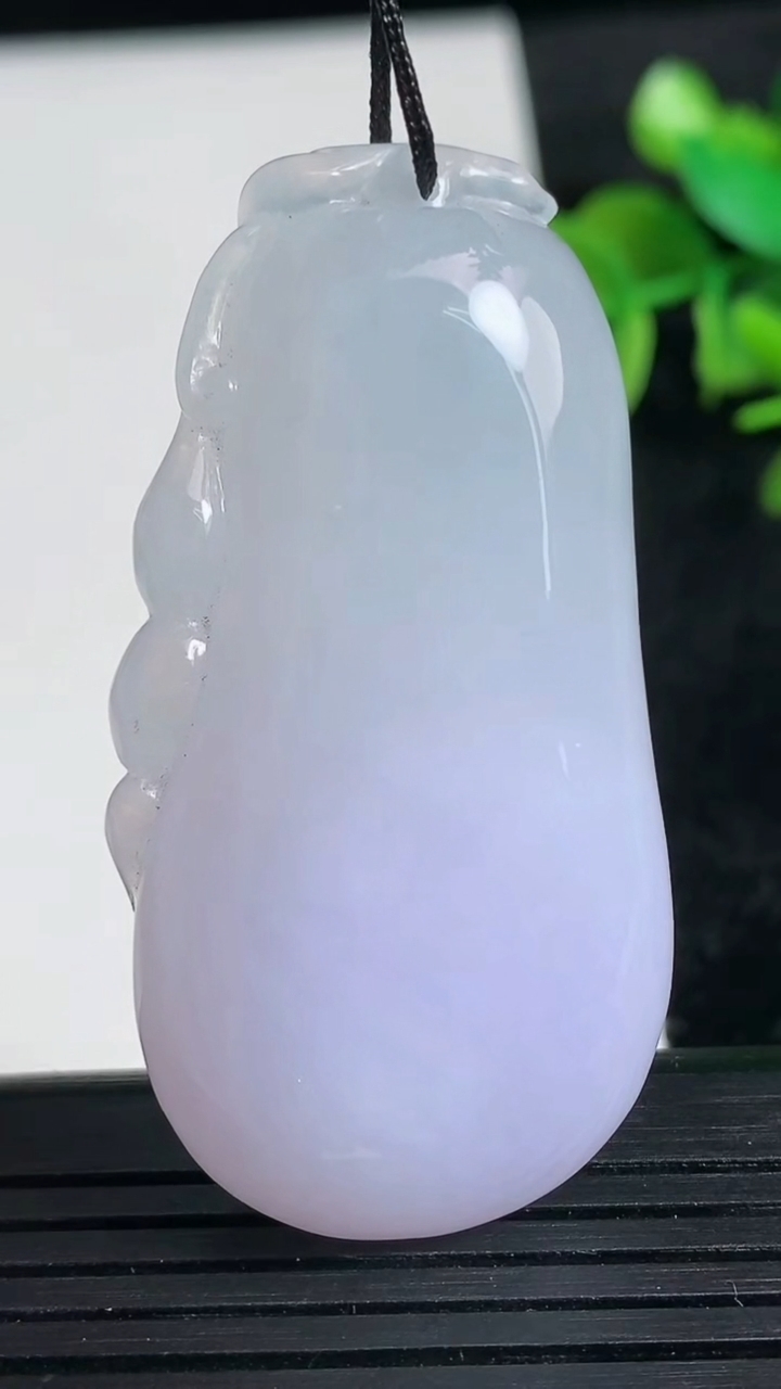 天然A货翡翠紫罗兰福瓜吊坠尺寸51.6-26.2-10.6重量:31.15g
3月24日