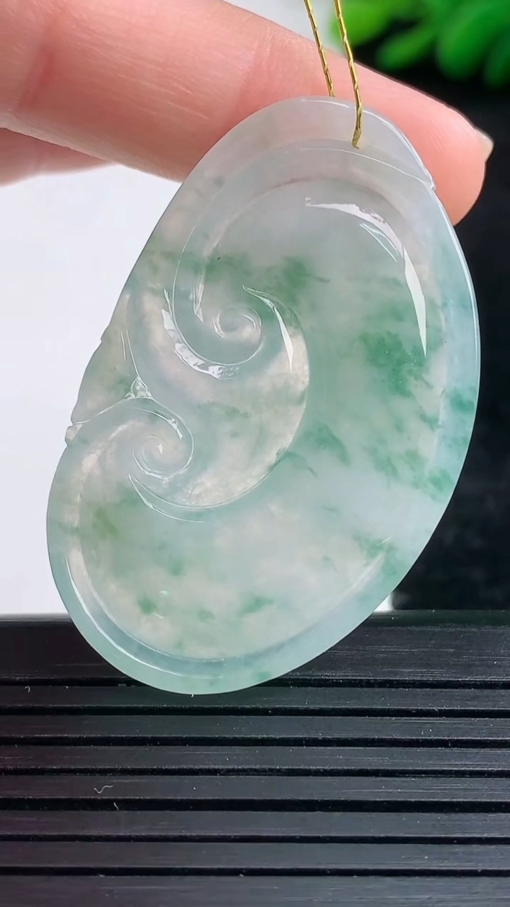 天然A货翡翠飘花如意吊坠尺寸43.1-27.3-5.1重量:10.54g
3月24日