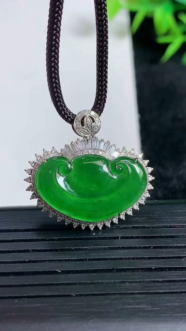 天然A货翡翠如意头吊坠尺寸24-26.1-7.1裸石12.7-21.1重量:3.63g
3月24日