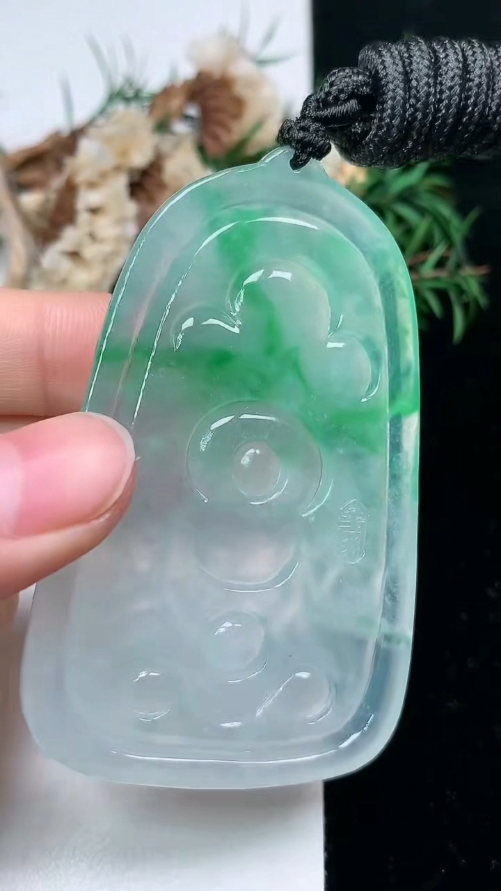 天然A货翡翠千手观音吊坠，尺寸67-42.4-7，重量:46.40g
3月24日