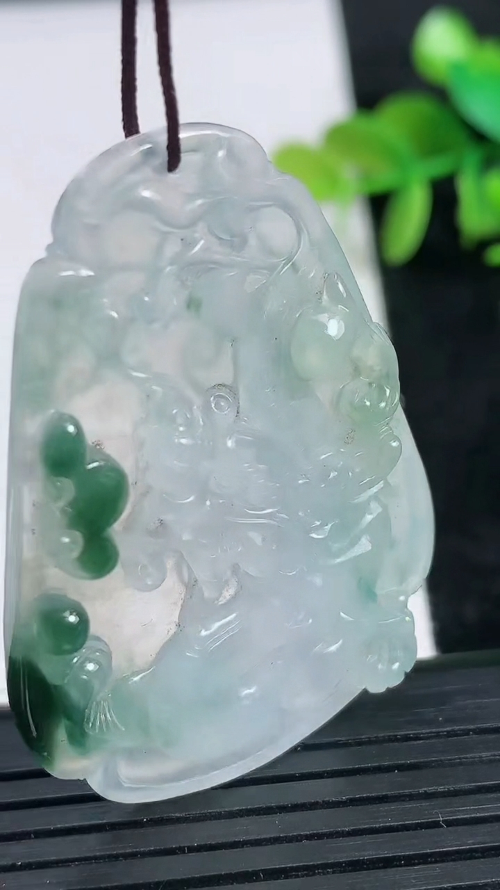 天然A货翡翠飘花龙牌吊坠尺寸46.7-33.7-4.2重量:14.12g
3月24日