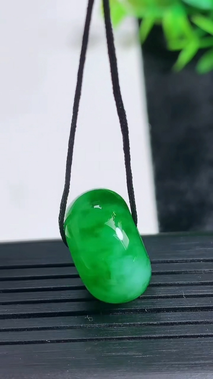 天然A货翡翠路路通吊坠尺寸17.3-9.9重量:6.33g
3月24日