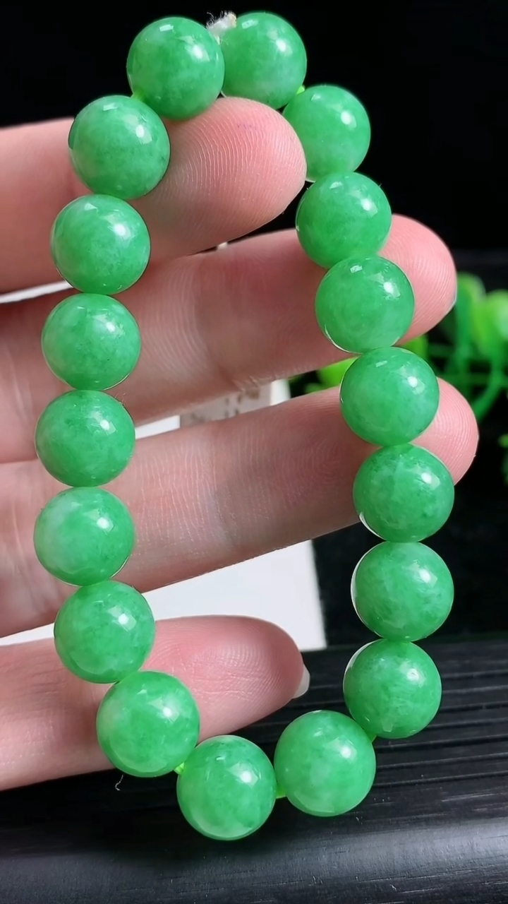 天然A货翡翠圆珠手串尺寸10.1-18颗重量:30.60g3月24日
工厂直销收藏佳品,种好水足，色