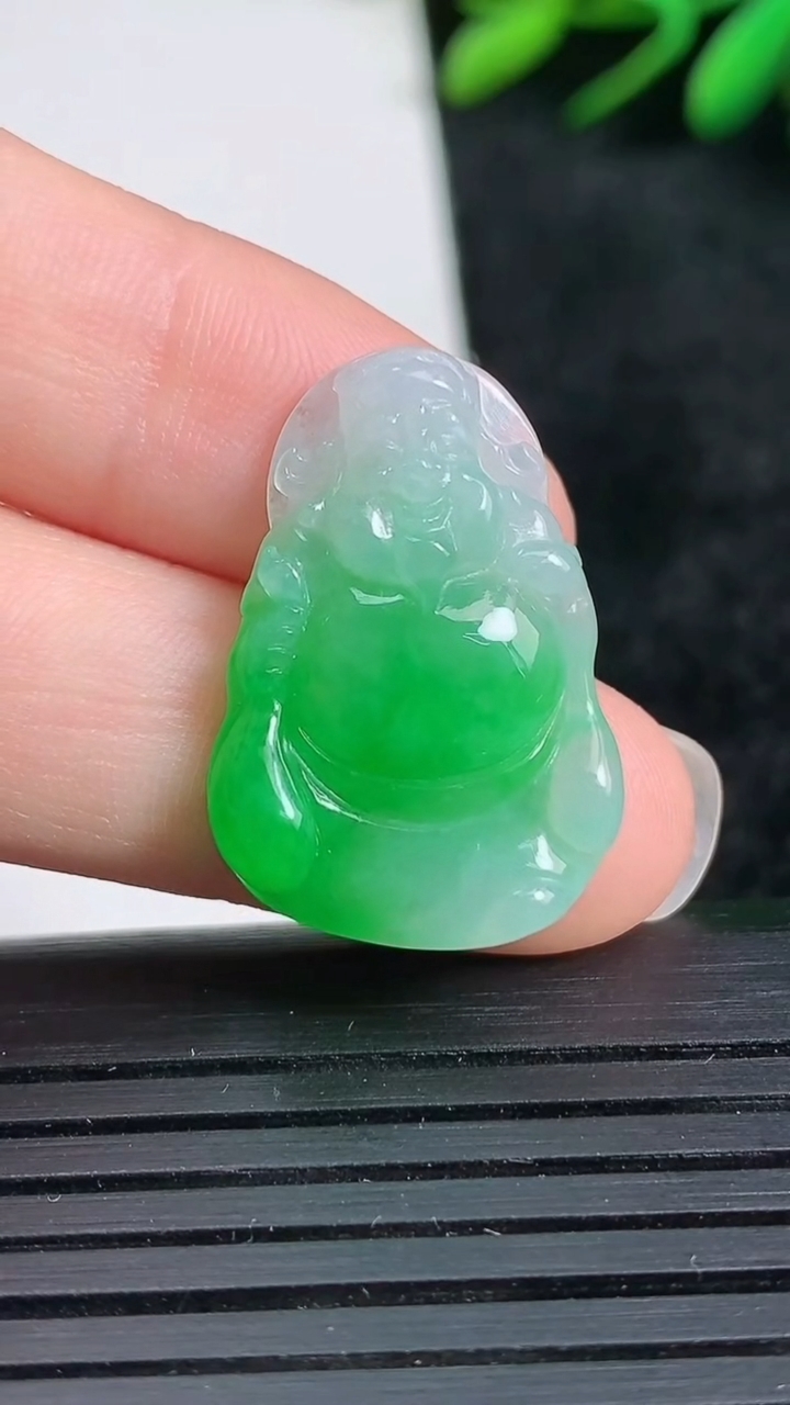 天然A货翡翠财神爷吊坠尺寸23.7-16.5-4.7重量:2.85g
3月24日
