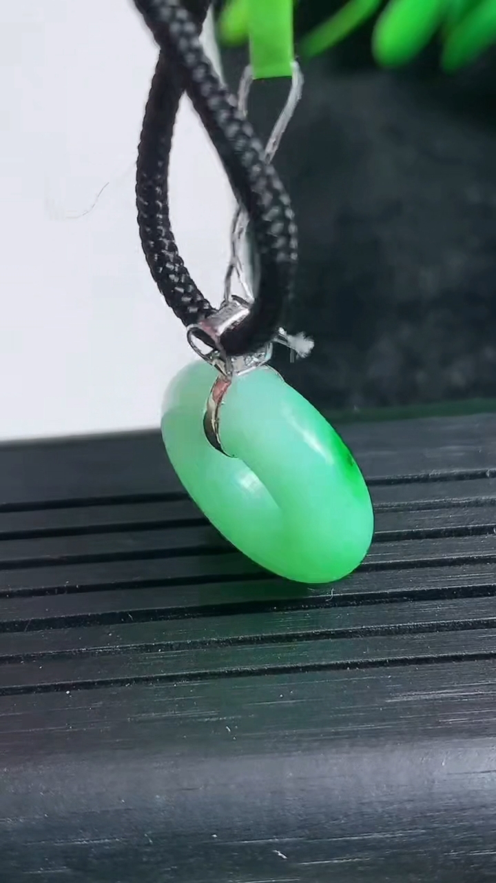 天然A货翡翠平安扣吊坠尺寸16.8-5.5重量:3.30g
3月24日