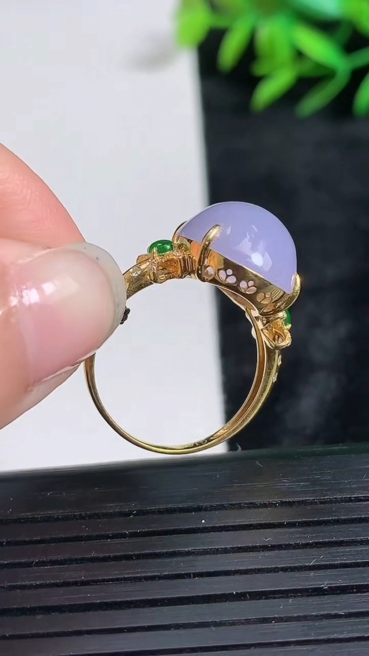 天然A货翡翠18K金紫罗兰蛋面戒指尺寸17.6-15-12.5重量:4.93g2026年3月24日
工厂直销收藏佳品,种好水足，色泽均匀，有种有色，上手高大气！