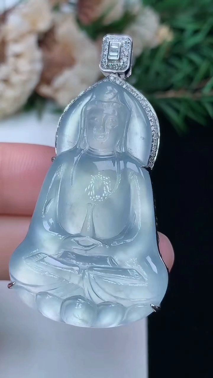 天然A货翡翠白冰素衣观音吊坠，尺寸40.5-26-9.8，重量:12.39g
3月24日