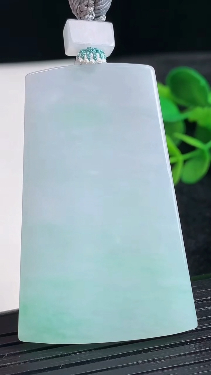 天然A货翡翠无事牌吊坠尺寸56.2-35.2-4.9重量:32.58g
3月24日