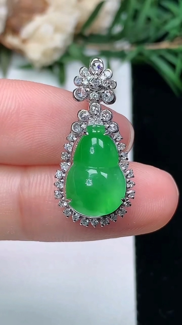 天然A货翡翠葫芦吊坠，尺寸25-12-10.4，裸石13-8.7，重量:3.66g
3月24日