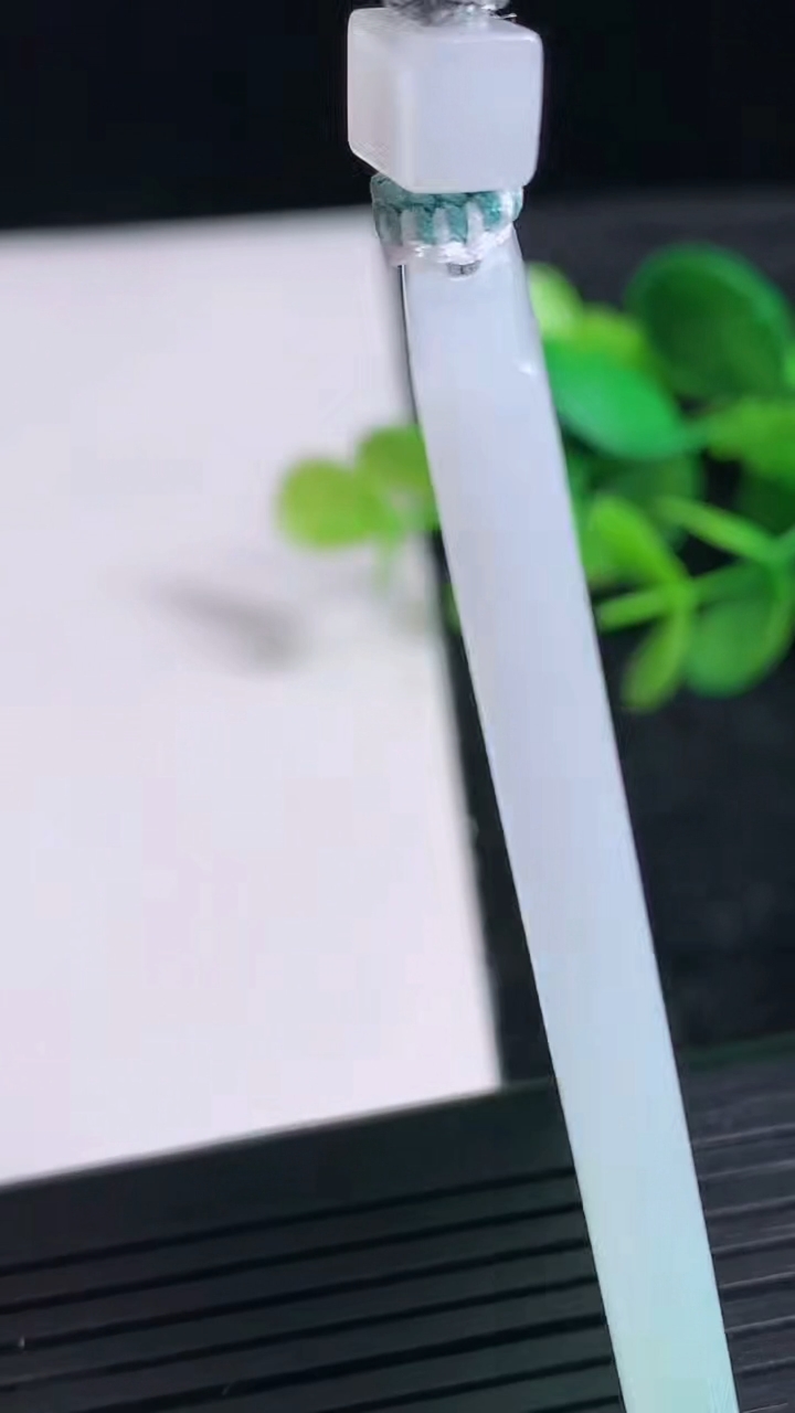 天然A货翡翠无事牌吊坠尺寸56.2-35.2-4.9重量:32.58g
3月24日