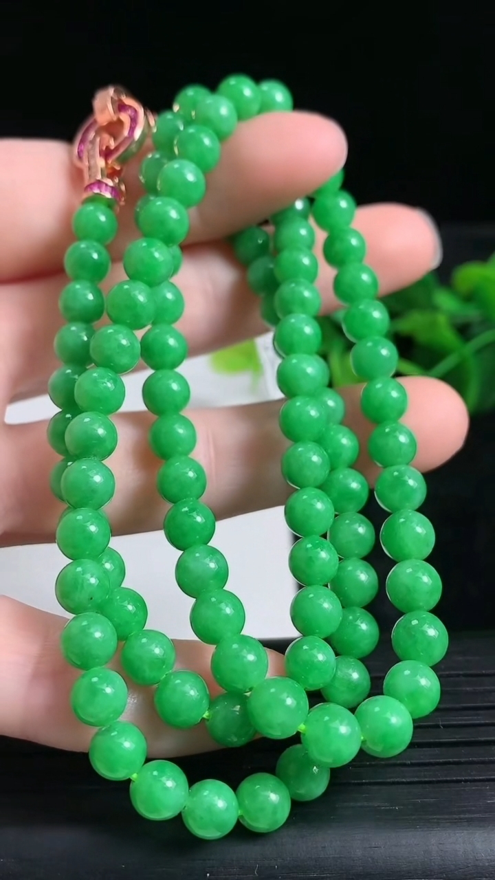 天然A货翡翠圆珠项链尺寸5.5-98颗重量:34.28g
3月24日