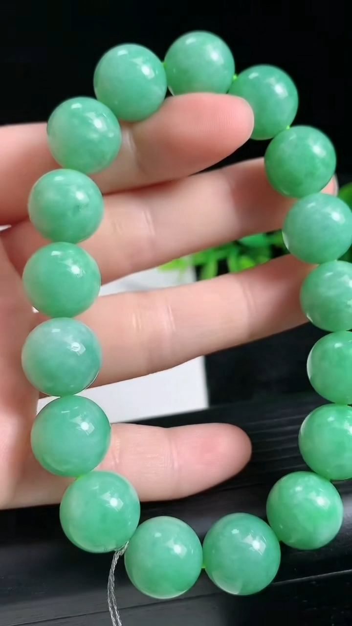 天然A货翡翠圆珠手串尺寸12.5-17颗重量:56.36g3月24日
工厂直销收藏佳品,种好水足，色泽均匀，有种有色，上手高大气！