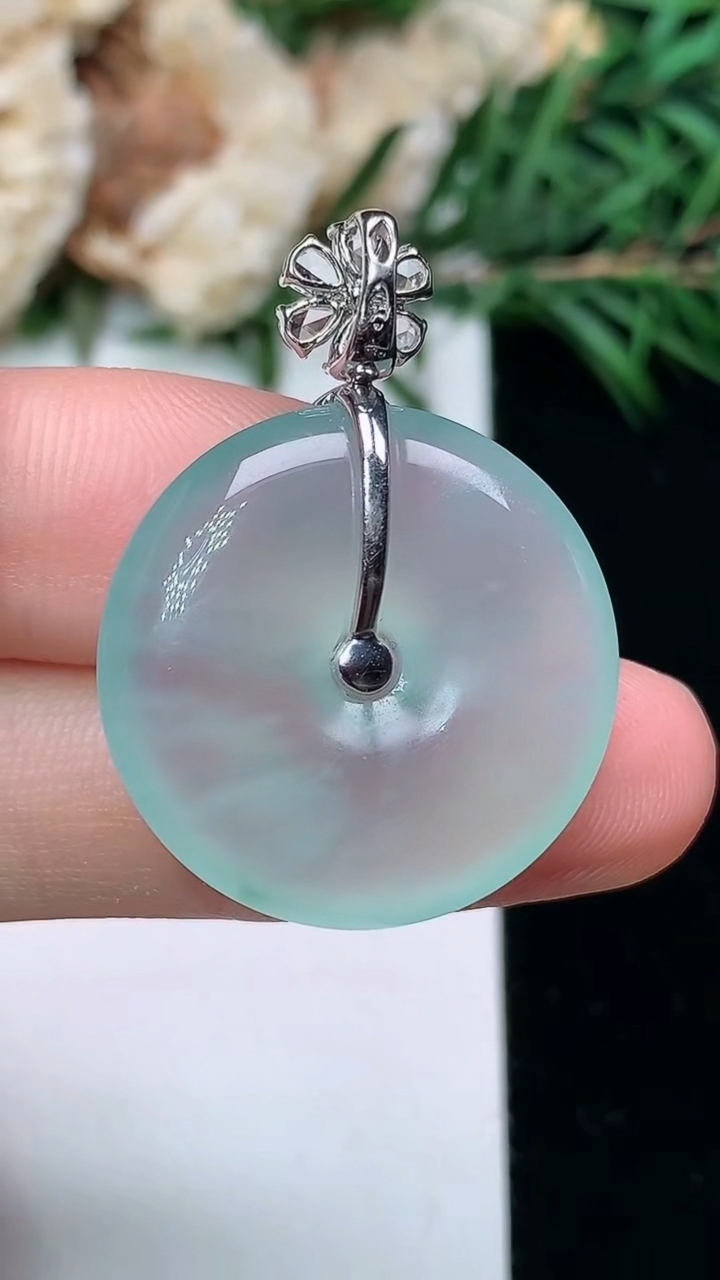 天然A货翡翠平安扣吊坠，尺寸22.7-5，重量:6.00g
3月24日