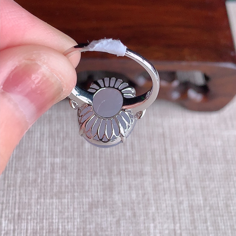 天然A货翡翠18K金伴钻镶嵌紫罗兰蛋面戒指 圈口17.2裸石
尺寸16-12mm 重量4.00g 0324