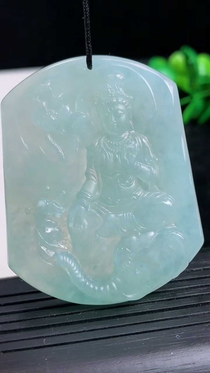 天然A货翡翠普贤菩萨吊坠尺寸53.8-43-6.7重量:36.84g
3月24日