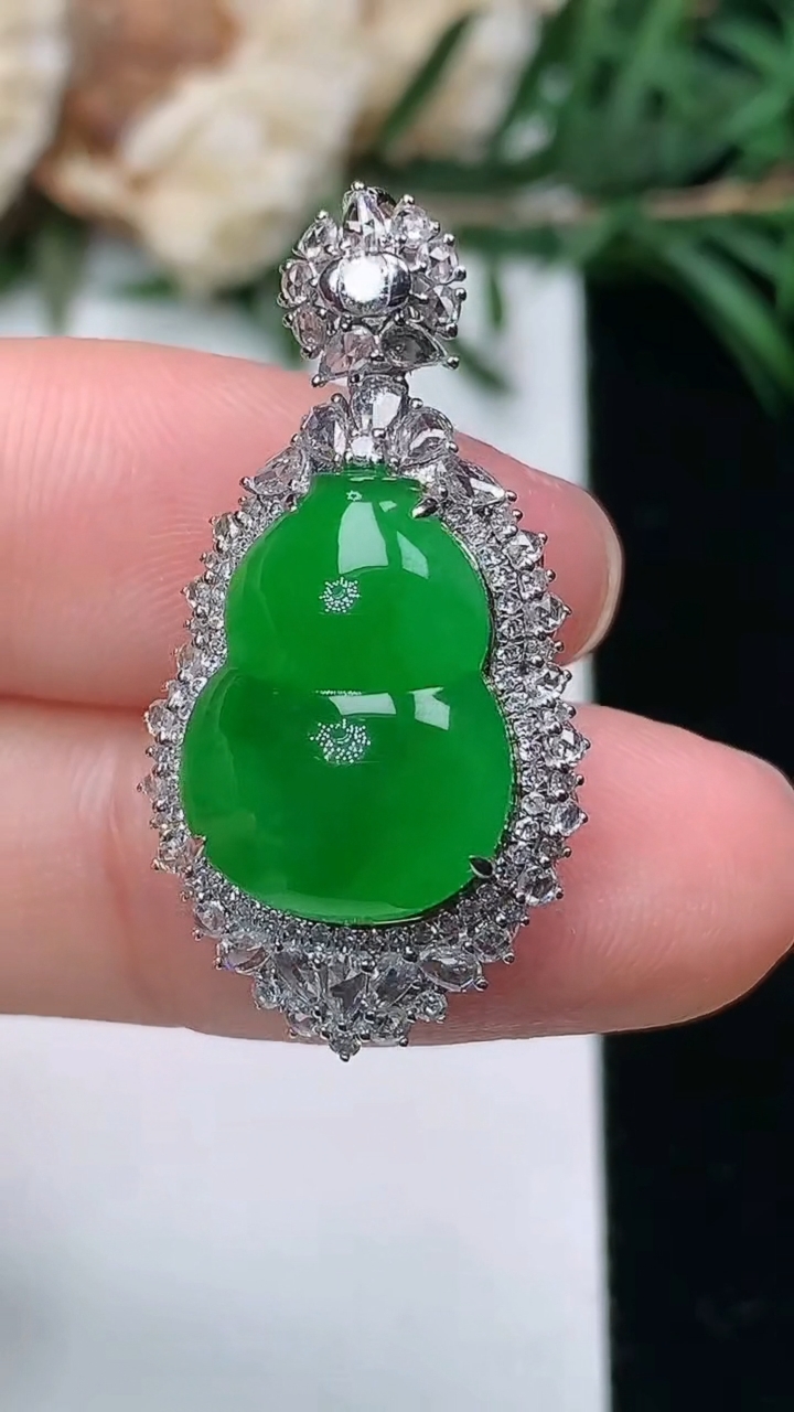 天然A货翡翠葫芦吊坠，尺寸29.7-15.6-10.5，裸石14.8-11，重量:4.49g
3月24日