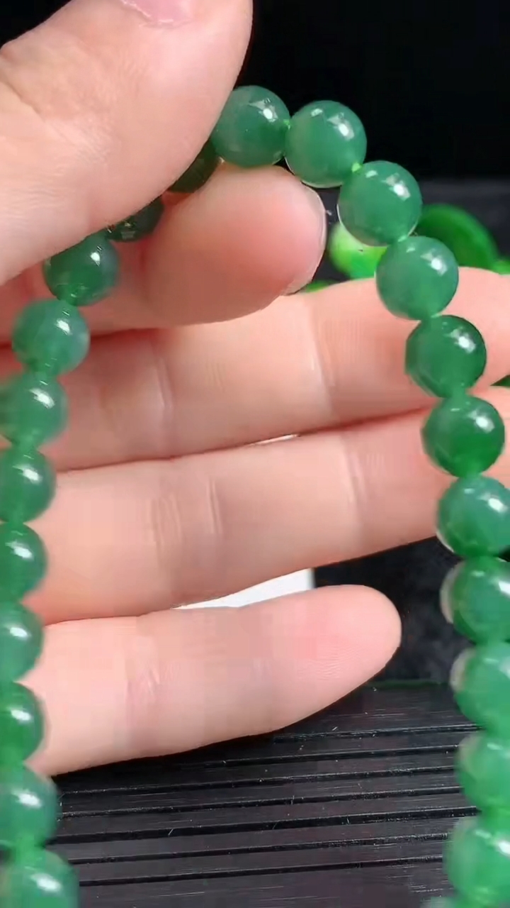 天然A货翡翠蓝水圆珠手串尺寸6.7-28颗重量:15.39g3月24日
工厂直销收藏佳品,种好水足，色泽均匀，有种有色，上手高大气！