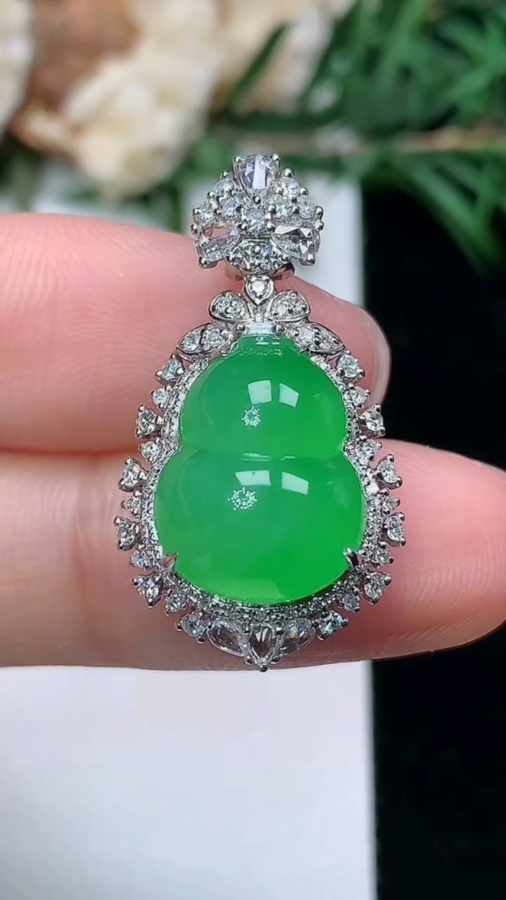 天然A货翡翠葫芦吊坠，尺寸26.8-15-11.8，裸石13.3-10.5
3月24日