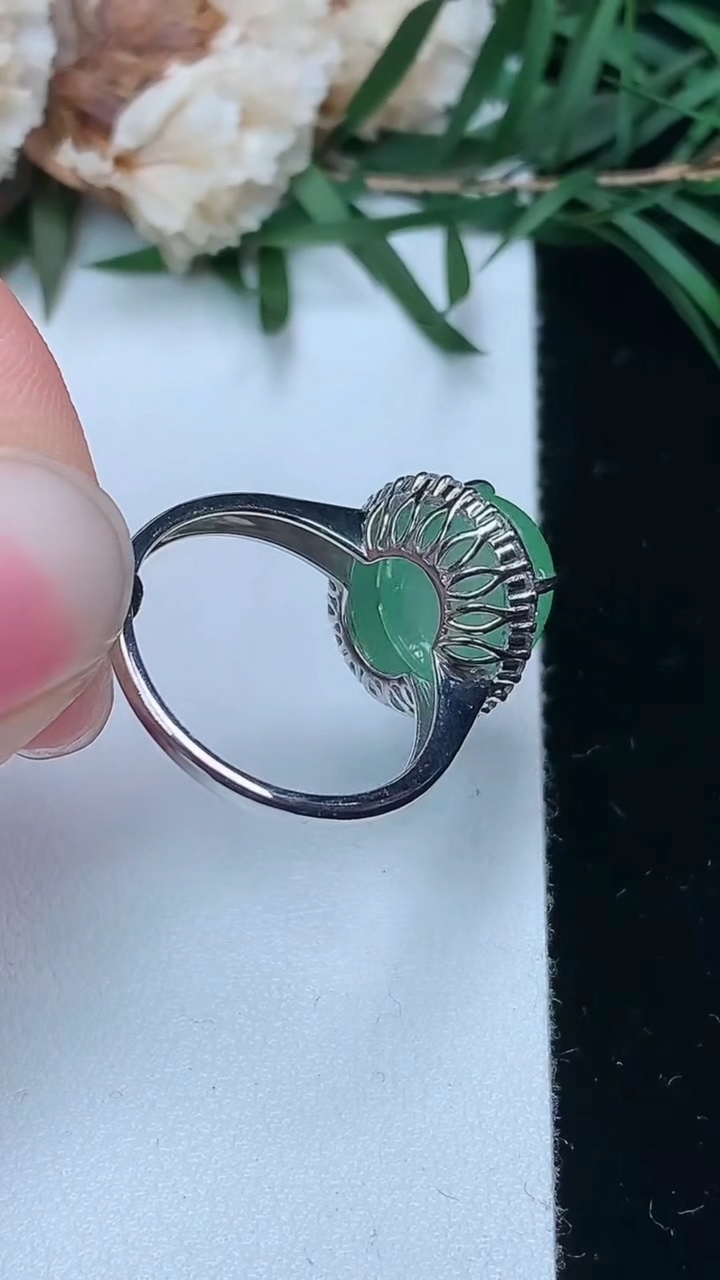 天然A货翡翠蛋面戒指，尺寸17-12.5-10.7，重量:4.23g
3月24日