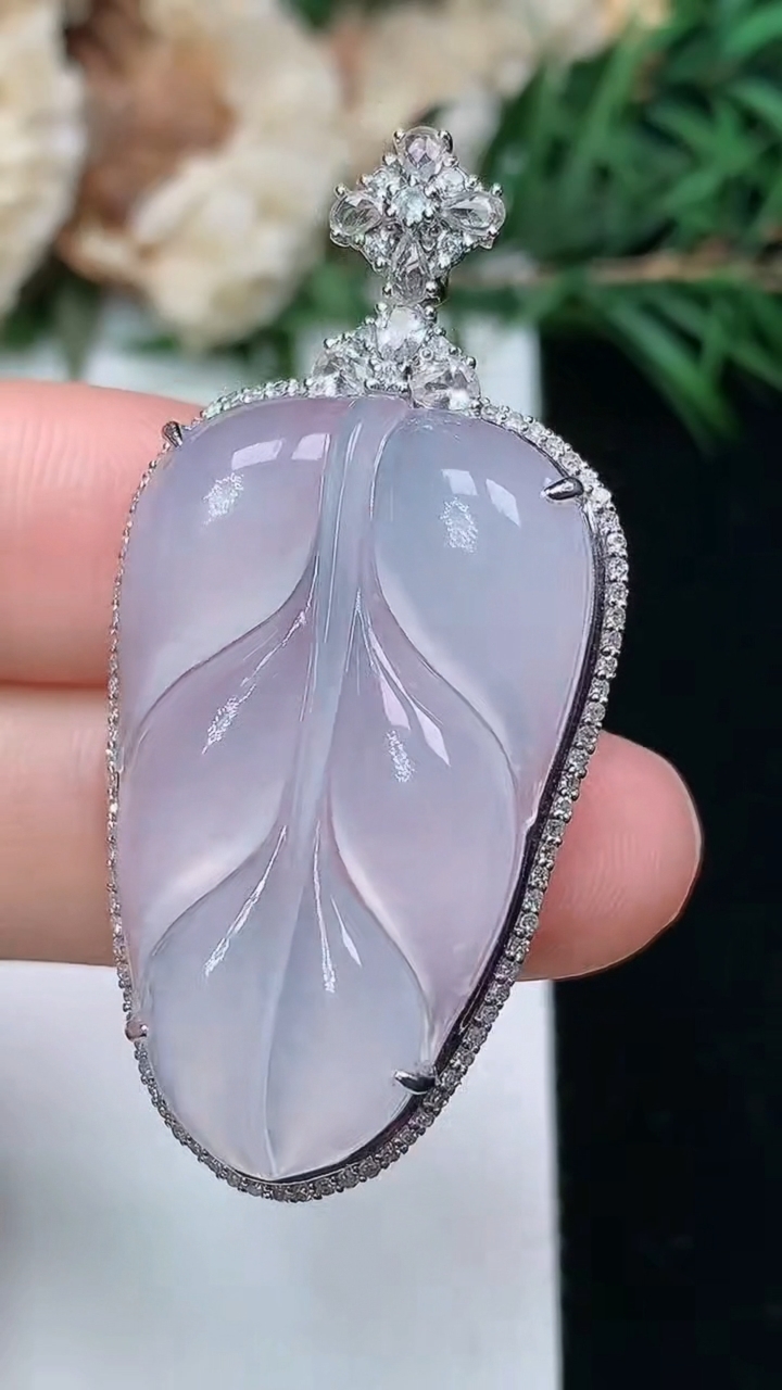 天然A货翡翠白冰金枝玉叶 叶子吊坠，尺寸44.4-21.6-8.8，裸石31.7-19.3，重量:7.00g
3月24日