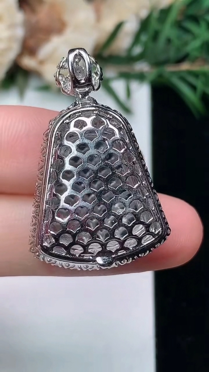 天然A货翡翠无事牌吊坠，尺寸31.3-20-10，裸石18.2-16，重量:6.00g
3月24日