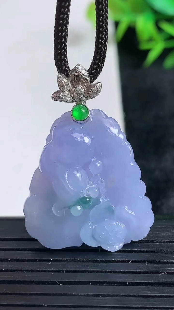 天然A货翡翠18K金紫罗兰飘花和和美美 荷叶鱼吊坠尺寸28.5-24.3-8.8重量:10.35g
3月24日