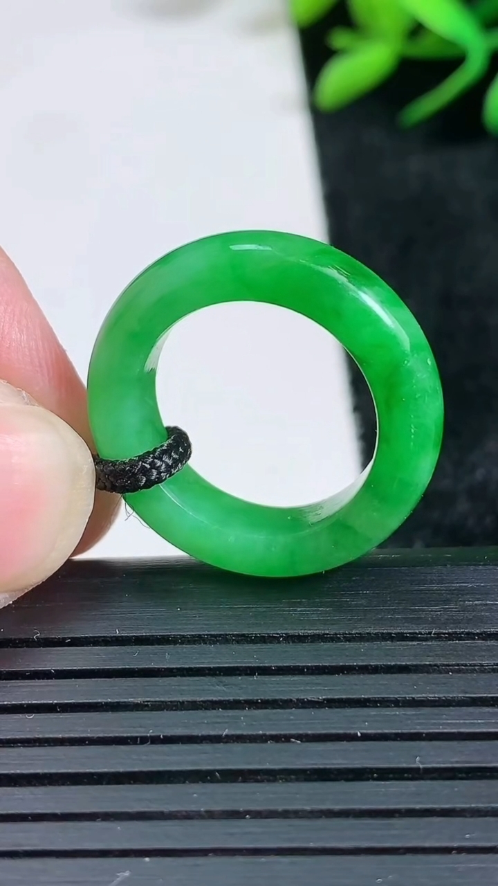 天然A货翡翠指环戒指尺寸16.4-5.3-3.9重量:4.01g2026年3月24日
工厂直销收藏佳品,种好水足，色泽均匀，有种有色，上手高大气！
