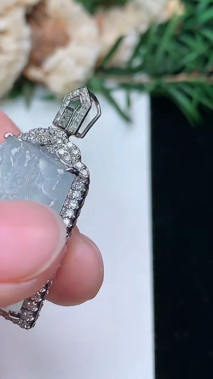 天然A货翡翠白冰龙牌吊坠，尺寸34-22.8-7.8，裸石21-19.7，重量:7.77g
3月24日