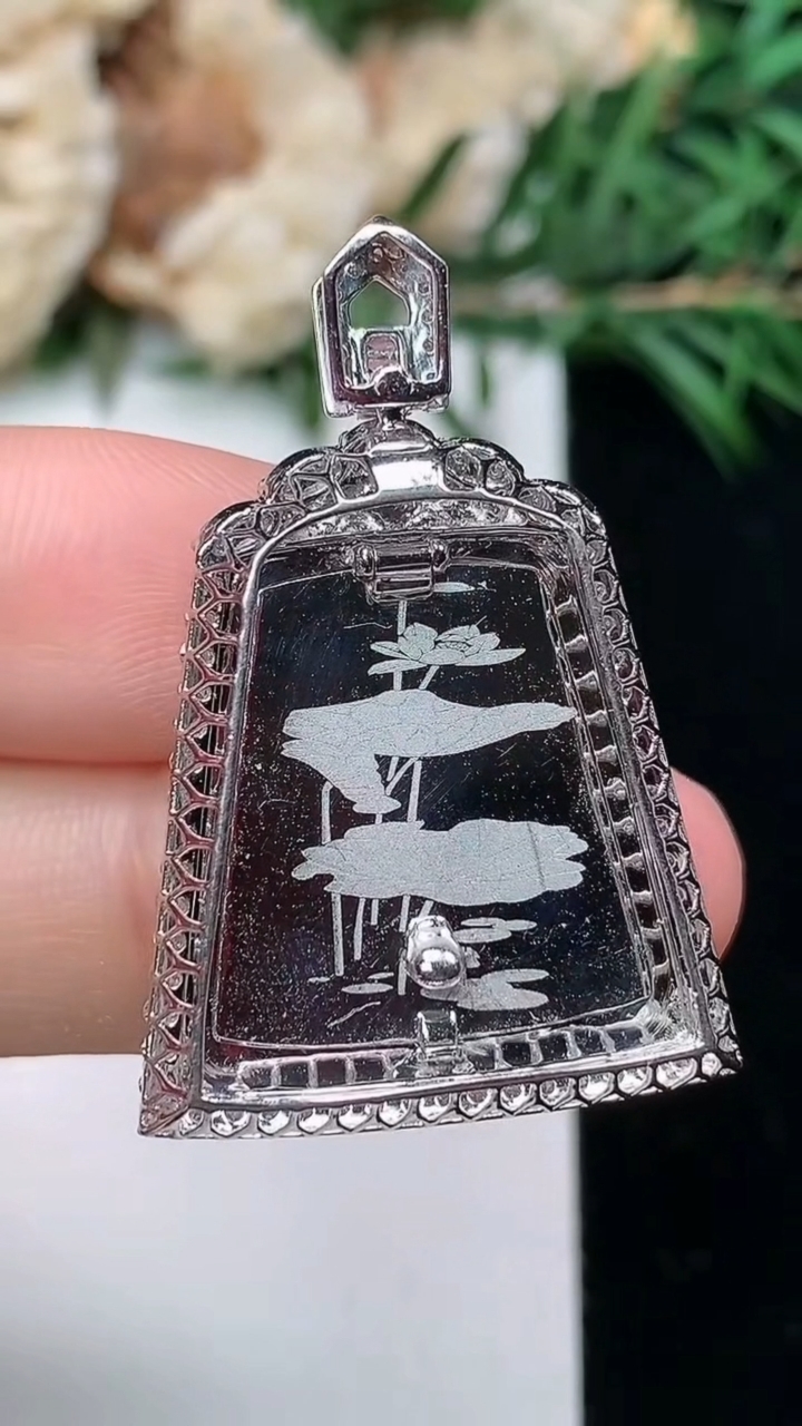 天然A货翡翠白冰龙牌吊坠，尺寸34-22.8-7.8，裸石21-19.7，重量:7.77g
3月24日