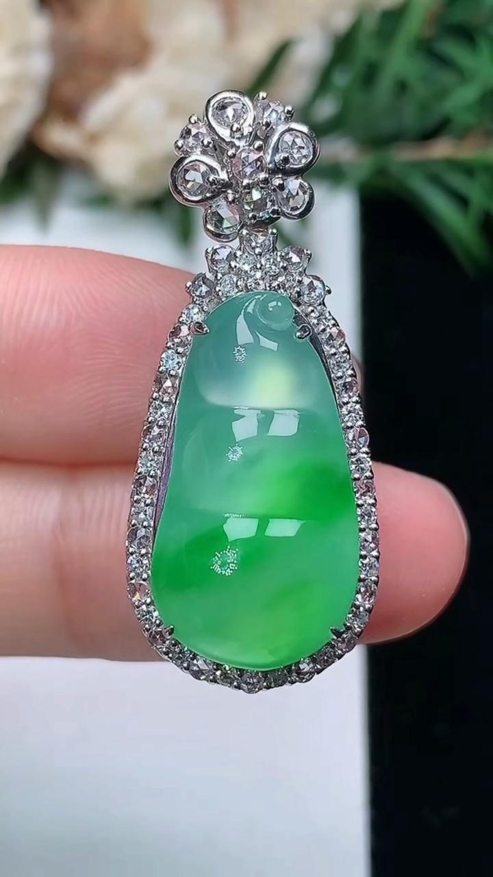 天然A货翡翠福豆吊坠，尺寸34-14.4-12.5
3月24日