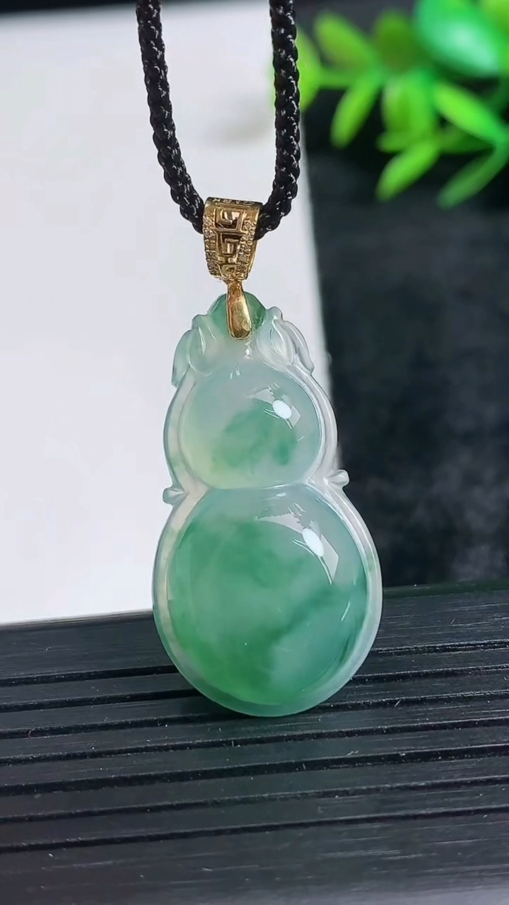 天然A货翡翠种飘花葫芦吊坠尺寸33.3-16.9-5.8重量:5.05g
3月24日