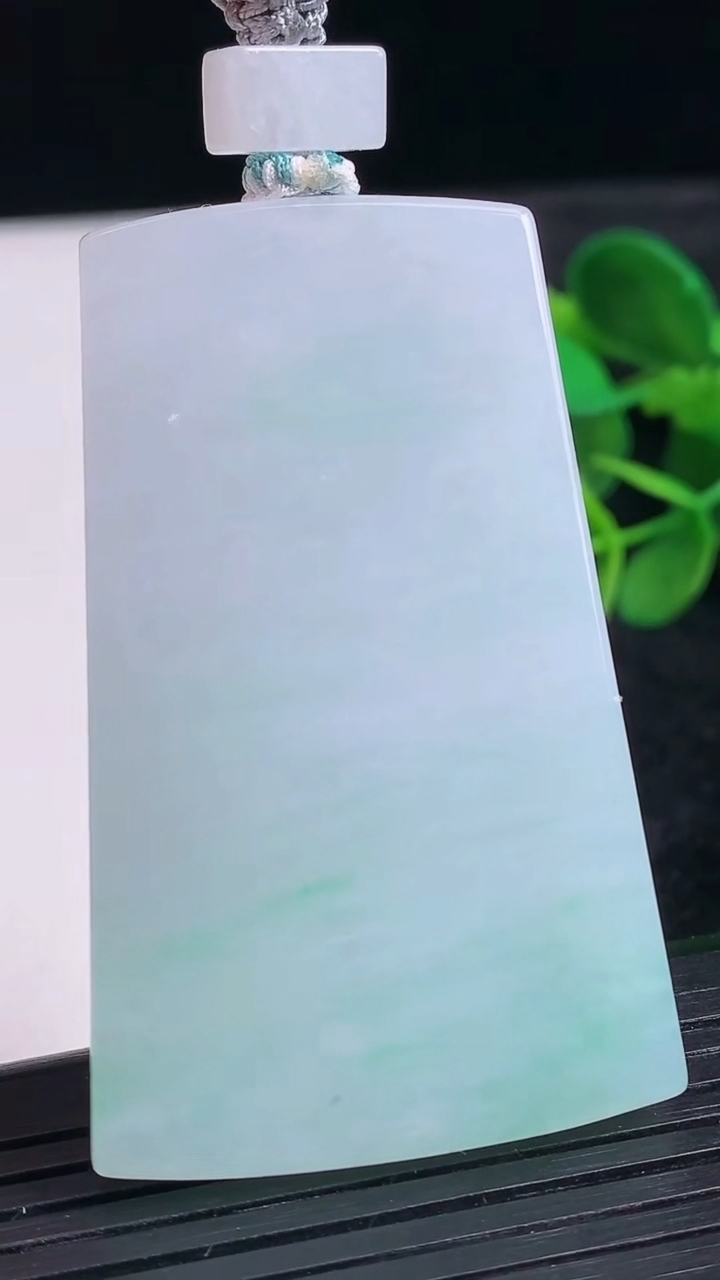 天然A货翡翠无事牌吊坠尺寸56.2-35.2-4.9重量:32.58g
3月24日