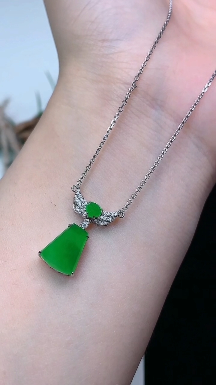 天然A货翡翠无事牌项链，尺寸10.3-7.8-3.5，重量:2.80g
3月24日