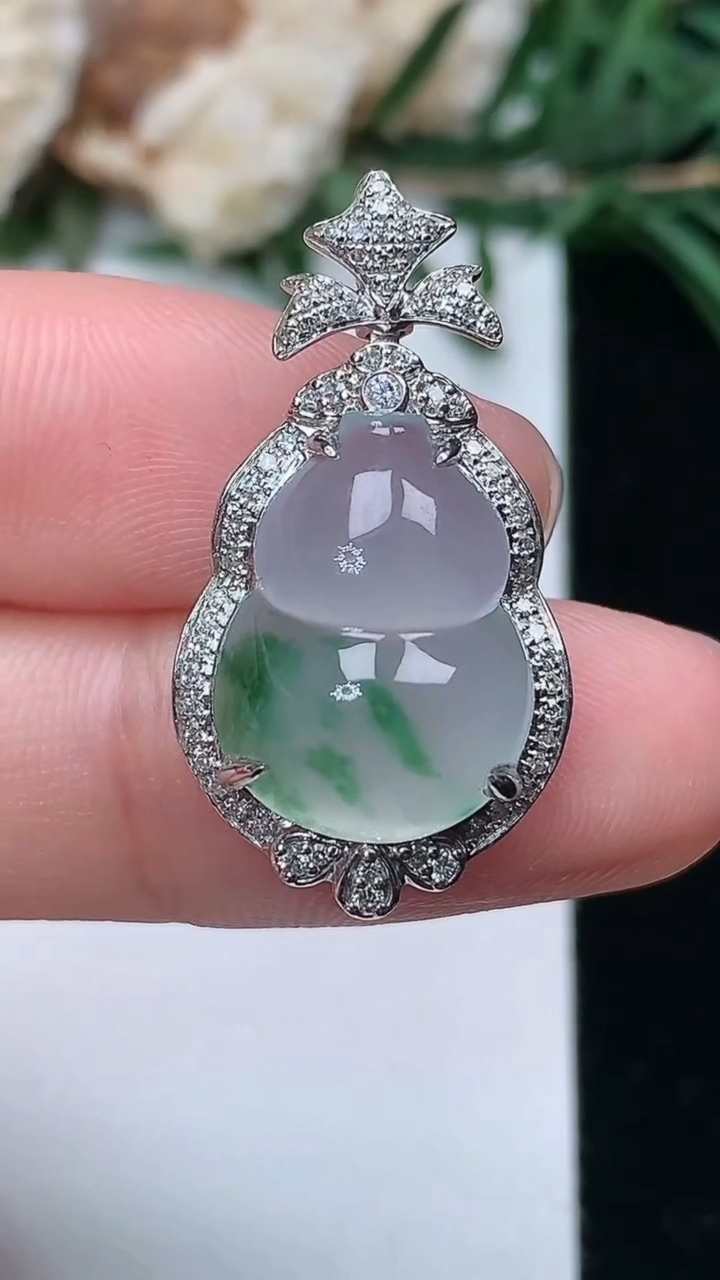 天然A货翡翠飘花葫芦吊坠，尺寸27.5-14.9-9.6，裸石15-11.6，重量:4.43g
3月