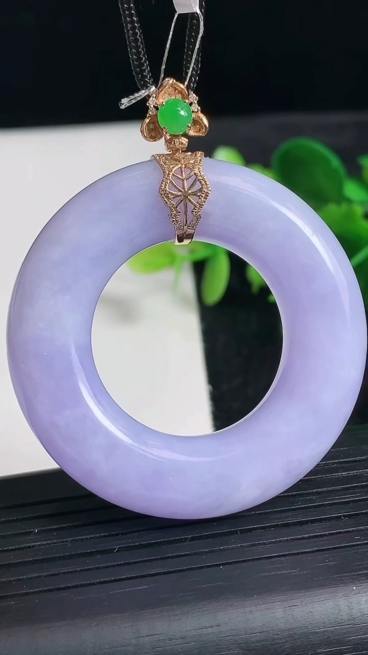 天然A货翡翠18K金紫罗兰平安环吊坠尺寸48-11重量:40.00g
3月24日