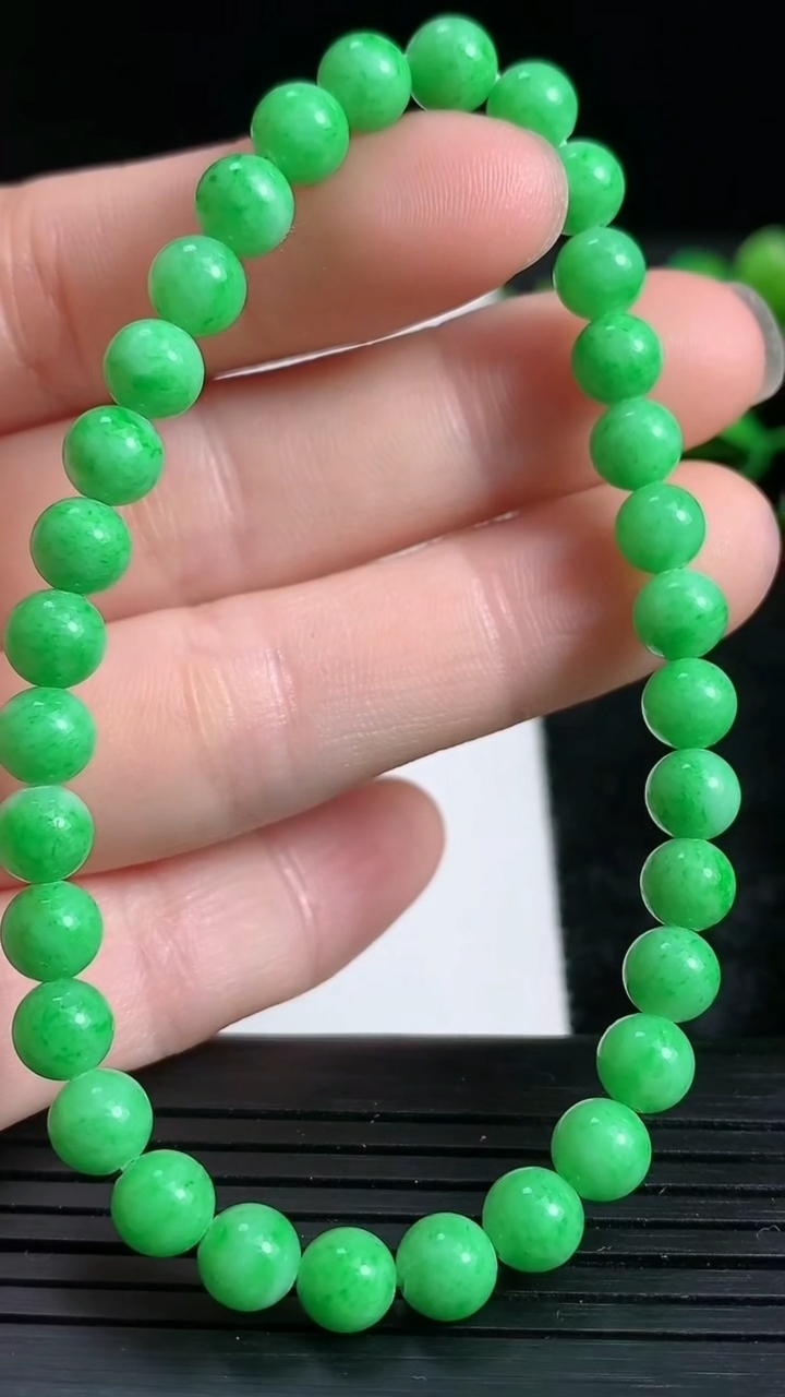 天然A货翡翠圆珠手串尺寸5.5-32颗重量:10.18g3月24日
工厂直销收藏佳品,种好水足，色泽均匀，有种有色，上手高大气！