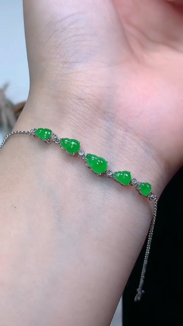 天然A货翡翠葫芦手链，尺寸6.6-4.3-4.3，重量:2.26g
3月24日