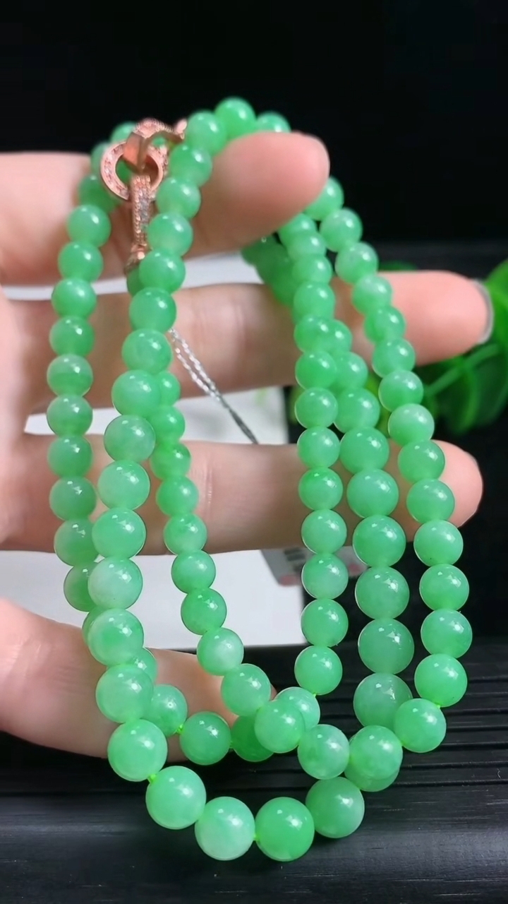 天然A货翡翠圆珠项链尺寸5.5-106颗重量:34.15g3月24日
工厂直销收藏佳品,种好水足，色泽均匀，有种有色，上手高大气！