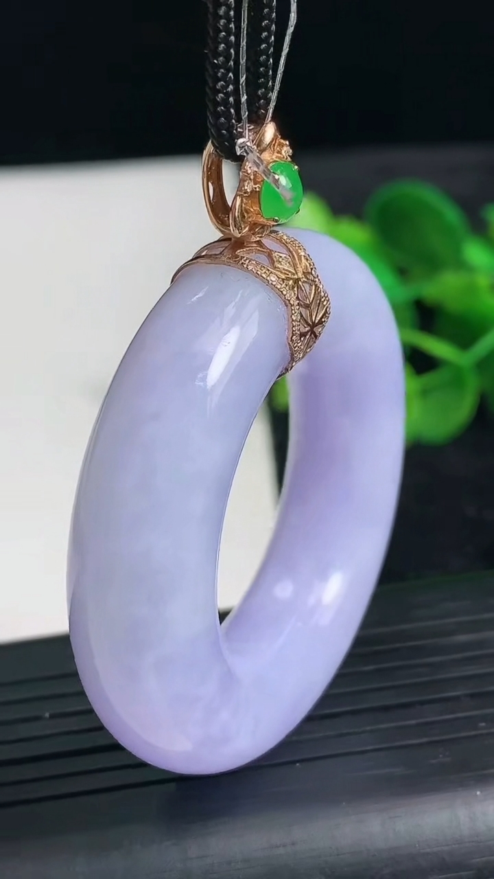 天然A货翡翠18K金紫罗兰平安环吊坠尺寸48-11重量:40.00g
3月24日