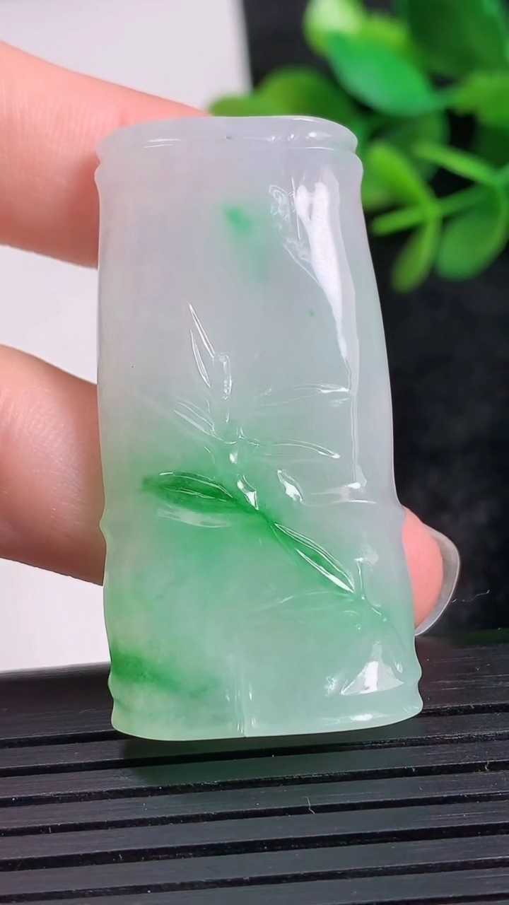 天然A货翡翠节节高升 竹节吊坠尺寸44-21.9-6.3重量:16.91g
3月24日